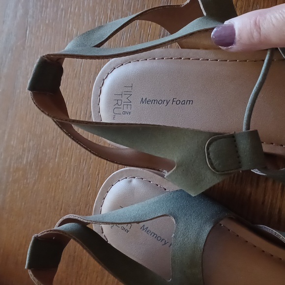 Shoe bundle Womens sandals time and tru olive and tan color size 10 never worn - Picture 4 of 5